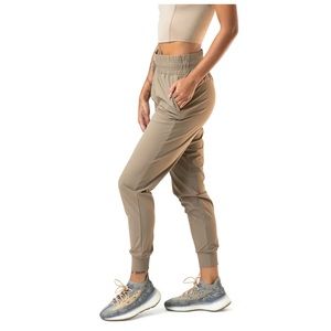 The Women’s Swift Jogger - Size Large